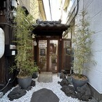 篝日 - 開店前は門が閉まっています。