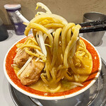 麺でる - 微乳化スープに、ニンニクの旨みとコクが加わり、とても美味しいです