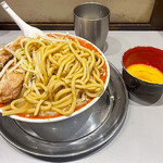麺でる - 天地返ししながらニンニクも混ぜるので、これでニンニクの風味も楽しめます