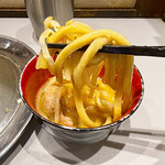 麺でる - 生卵に浸す事で、味が薄くなる事は無く、卵のコクが加わる感じです