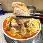 麺でる - 箸で持ち上げるのに苦労する位の厚みと重さのブタ