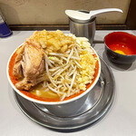 麺でる - 「小ラーメン」＋「生卵」ニンニク・タマネギ・アブラ