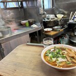 中華そば 住吉 - 中華そばとカウンターからの店内