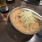 炭や酒 學 - 名物の酒かすもつ煮込み