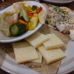 cona 新宿東南口店 - ピクルス、チーズ、ポテトサラダ