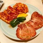 焼肉　松寿苑 - 人気盛り（タン、ハラミ、ホルモン）