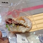 セブンイレブン キヨスク - 料理写真:食べかけのローストビーフロール