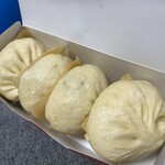 551蓬莱 大阪空港到着ロビー店 - 大きな「豚饅」が4つも入っていてもう感動♡