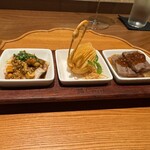中国菜 Guu - よだれ鶏、大根を使ったスワンの形のパイ、和牛頬肉を香辛料で炊いたもの