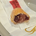 松岡軒 - 羽二重もなかを割ると中はこんな感じ