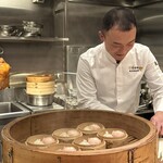 中国菜 Guu - セイコ蟹の蒸し餃子、小籠包を作る宮谷シェフ