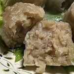 551蓬莱 - 「豚饅」の餡を「焼売」にした感じですね…