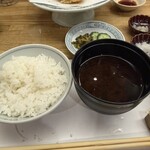 天ぷら新宿つな八 - 締めのご飯と赤出汁