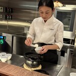 中国菜 Guu - ご飯をよそう奥様