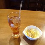 缶詰bar チャボ - セットのドリンクとミニサラダ