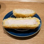 とんかつ成蔵 - 下：ロースかつ、上：ミルフィーユかつ