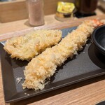 とんかつ成蔵 - 下：海老フライ、上：牡蠣フライ