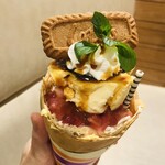 プレンティーズ辻堂 テラスモール湘南店 - ロータスクッキー、ミントの葉、生クリーム、紅はるかバスクチーズケーキ、チョコホワイトポッキー、りんごコンポート、また生クリーム、その下にフレンチバニラアイス。