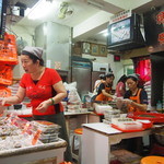 阿蘭 - 手前が売り場。奥では製造中。