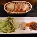 ケイブ バー - パンと前菜（サラダ、ヒイカのトマト煮、ポークリエット）