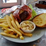 ビッグダディ - ショートパスタのサラダも付いています