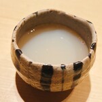 すが弥 - 蛤の一番出し。底には風味出し用のシャリが数粒、潜みます