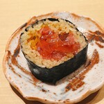 すが弥 - マグロ全部入りの太巻き。沢庵ととびっこの粒々触感がアクセントです