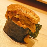 すが弥 - バフンウニにマウンティングするサンタバーバラのムラサキウニ