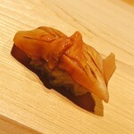 すが弥 - 大連の赤貝。半端な国産より遥かにウンマイ。中には紐を挟みました