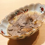 すが弥 - マグロのブツが入ったクリームシチューに黒トリュフをスリスリスリ
