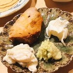 すが弥 - 鮟肝とカマンベールチーズ、マスカルポーネ、本山葵をぬりぬりしていただきます