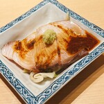 すが弥 - 豚ロースの生姜焼きみたいな氷見の寒鰤焼き。下敷きは大和芋の摺り下ろしです。刻んだ搾菜がアクセント