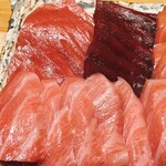 すが弥 - 手前が砂づり。奥の左手が背トロの別れ身です