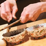 すが弥 - 黒トリュフを削ります