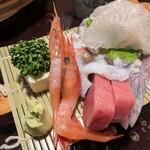 とっくりや - 刺身盛り合わせの土台部分