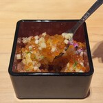 THE SUSHI りょうけん - いくらの小丼ぶり 持ち上げ