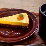 ナファーシュ - マンゴータルト（４５０円）は完全非加熱のロースイーツです。爽やかな味わい。