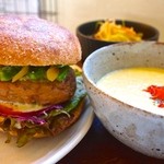 ナファーシュ - ベジバーカープレート（８５０円）は八重岳ベーカリーさんのバンズと豆腐のハンバーグ、自家製コーンスープと副菜が1品です。自家製バジルソースをたっぷり使用しております。