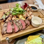 ル バー ラヴァン サンカンドゥ アザブ トウキョウ - 九州産銘柄A4ランク黒毛和牛と
スペイン産イベリコ豚、宮崎産日南鶏のグリル
3種盛り合わせ