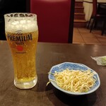 老李 - 生(小)480円とパクチー入り干豆腐のお通し330円。