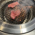 牛宗まるなか - 牛タンを焼いています