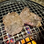 焼肉 武田や - タン焼く