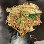 喃風 アマドゥ店 - ホルモン焼きそば　　プルプルホルモンでめちゃガーリック効いてて美味しかった