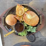 ベルギービール カフェ ベル・オーブ 東京芸術劇場 - ハンバーグ&レモンペッパーチキン　¥1580