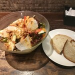 トラットリア クイント - サラダとパン