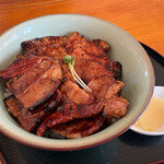 炭火焼豚丼 とんび - 