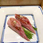 シカゴ - ●スターター（アミューズ）
      飛騨牛のサーロイン握り寿司