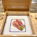 シカゴ - ●スターター（アミューズ）
      飛騨牛のサーロイン握り寿司