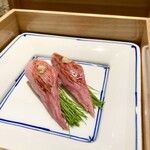 シカゴ - ●スターター（アミューズ）
      飛騨牛のサーロイン握り寿司