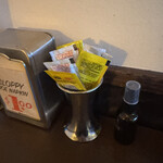 マクレーン オールドバーガースタンド - 席にあるケチャップとマスタード